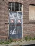 907613 Afbeelding van een vervallen deur in de voorgevel van het leegstaande bedrijfspand Lauwerecht 38 (Utrechtsche ...